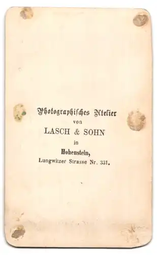 Fotografie Lasch & Sohn, Hohenstein, Lungwitzer Strasse 331, betagtes Paar in bester Sonntagsbekleidung beim Fotograf