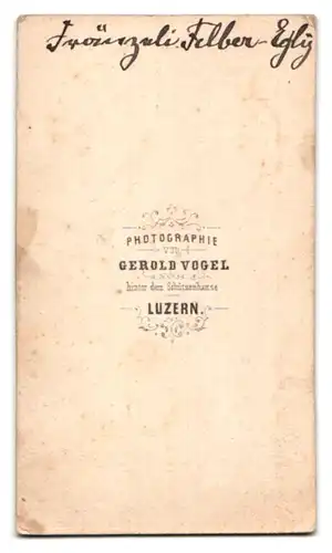 Fotografie Gerold Vogel, Luzern, junge Dame im schwarzen Kleid mit Puffärmeln & Schmuck - Halskette