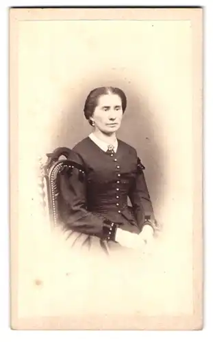 Fotografie F. Schaeffer, Carlsruhe, Anhalterstr. 14, Portrait Dame mit Brosche im tailierten Kleid