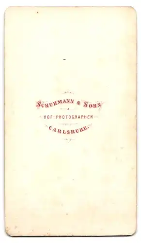 Fotografie Schuhmann & Sohn, Carlsruhe, Edelmann mit Brille und Vollbart im Foto-Atelier
