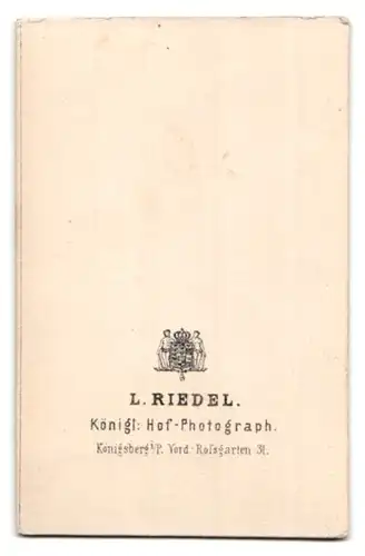 Fotografie L. Riedel, Königsberg / Ostpreussen, Vorderer Rossgarten 31, Paar in bester Sonntagskleidung beim Fotograf