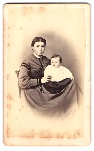 Fotografie F. Halm, Constanz, Augustinerstrasse, junge Mutter mit Baby im Foto-Atelier