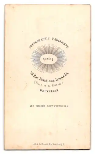 Fotografie A. Delabarre & Cie, Bruxelles, 36 Rue Fosse-aux-Loups, Portrait grimmiger Herr im schwarzen Anzug mit Fliege