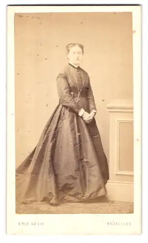 Fotografie L. Straszak, Bruxelles, 9 Rue Neuve, Dame mit Halskette im Biedermeierkleid