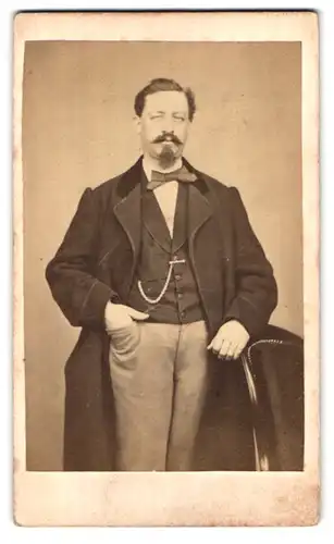 Fotografie Theodore Candius, Strasbourg, 8 Quai des Bateliers, Edelmann mit gepflegtem Bart trägt Anzug und Fliege