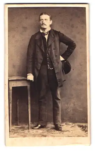 Fotografie Fotograf und Ort unbekannt, Ostpreusse Rudolf Schönwald im schwarzen Anzug mit Hut