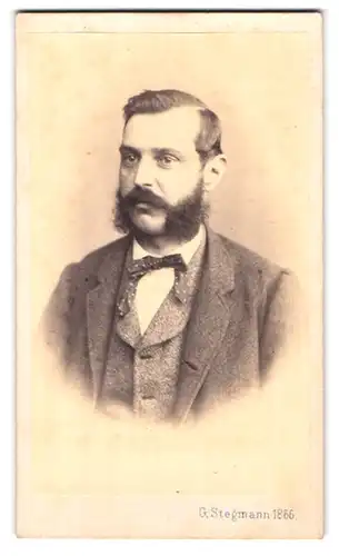 Fotografie G. Stegmann, Leopoldstadt, Rothen Sterngass 29, Portrait Gentleman mit Backenbart im Anzug