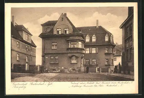AK Reichenbach i. Vgtl., Ansicht eines Hauses mit Spaziergänger