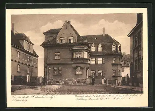 AK Reichenbach i. Vgtl., Ansicht eines Hauses mit Spaziergänger