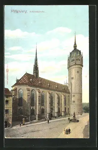 AK Wittenberg, Strassenpartie mit Blick auf die Schlosskirche mit Passanten