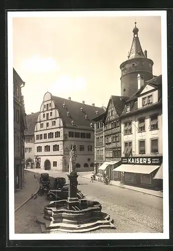 AK Kitzingen / Main, Rathaus mit Marktbrunnen und Kaiser's Geschäft