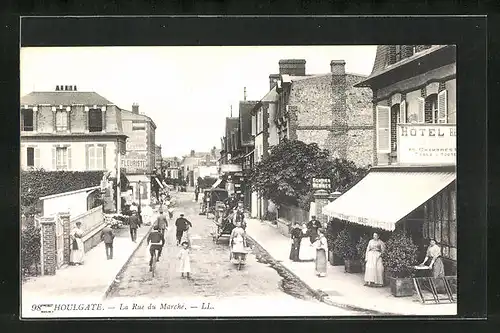AK Houlgate, La Rue du Marché, Strassenpartie