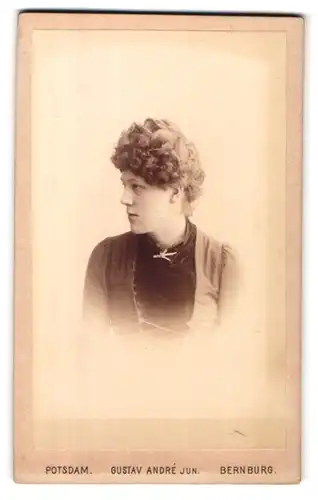 Fotografie Gustav André jun., Potsdam, Spandauer-Strasse 29, Portrait junge Dame mit zeitgenössischer Frisur