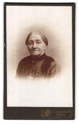 Fotografie A. Jandorf & Co., Berlin-SW, Bellealliancestrasse 1-2, Portrait ältere Dame im hübschen Kleid