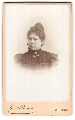 Fotografie Gustav Bauer, Apolda, Obere Bahnhofstrasse 9, Portrait junge Dame mit Hochsteckfrisur