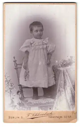 Fotografie F. Schloenbach, Berlin-S, Hasenhaide 52-53, Portrait kleines Mädchen im hübschen Kleid