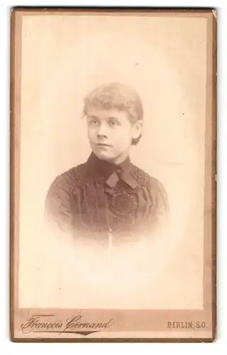 Fotografie Francois Cornand, Berlin-SO, Neander-Strasse 20, Portrait junge Dame in hübscher Kleidung