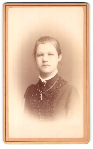 Fotografie Gustav Schultze, Naumburg a /S., Lindenstrasse 4, Portrait junge Dame mit Kragenbrosche und Halskette