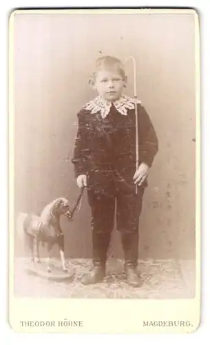 Fotografie Theodor Höhne, Magdeburg Ullrichstrasse 18, Portrait hübsch gekleideter Junge mit Spielzeugpferd