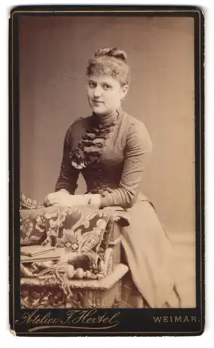 Fotografie Friedr. Hertel, Weimar, Deinhardtgasse 22, Portrait junge Dame in zeitgenössischer Kleidung