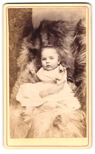 Fotografie S. J. Poole, Putney, Portrait süsses Kleinkind im weissen Kleid