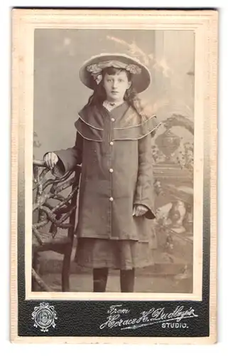 Fotografie Horace H. Dudley, Stoke, 16, Liverpool Road, Portrait junges Mädchen in modischer Kleidung