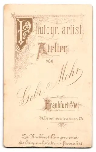 Fotografie Gebr. Mohr, Frankfurt a /M., Brönnerstrasse 24, Portrait junger Herr im Anzug mit Brille