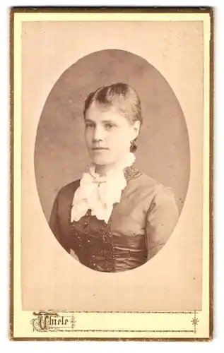 Fotografie Hugo Thiele, Frankfurt a /M., Kaiserstrasse 29, Portrait junge Dame im bestickten Kleid