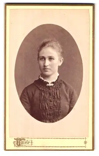 Fotografie Hugo Thiele, Frankfurt a /M., Kaiserstrasse 29, Portrait junge Dame mit zurückgebundenem Haar