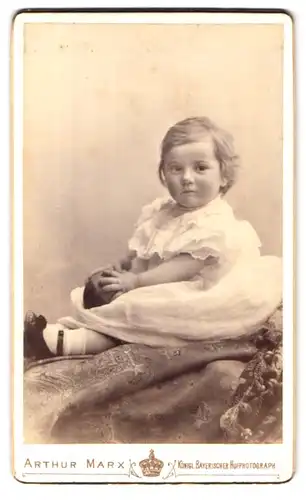 Fotografie Arthur Marx, München, Portrait kleines Mädchen im weissen Kleid mit Ball