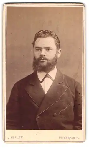 Fotografie J. Klauer, Offenbach a /M., Portrait modisch gekleideter Herr mit Backenbart