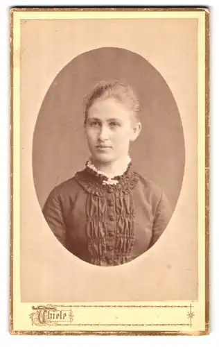 Fotografie Hugo Thiele, Frankfurt a /M., Kaiserstrasse 29, Portrait junge Dame mit zurückgebundenem Haar