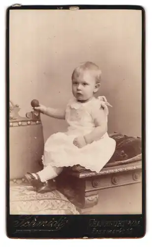 Fotografie J. Schmidt, Frankfurt a /M., Rossmarkt 12, Portrait süsses Kleinkind im weissen Kleid