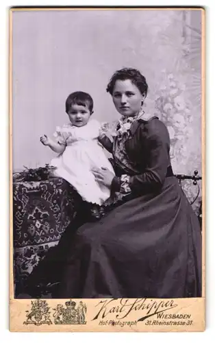Fotografie Karl Schipper, Wiesbaden, Rheinstrasse 31, Portrait junge Dame im Kleid mit einem Kleinkind