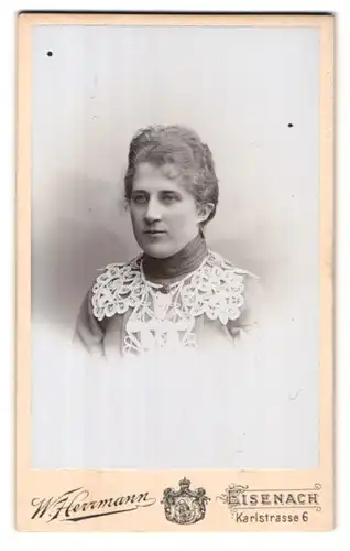 Fotografie W. Herrmann, Eisenach, Karlstrasse 6, Portrait junge Dame im Kleid mit Spitzenkragen