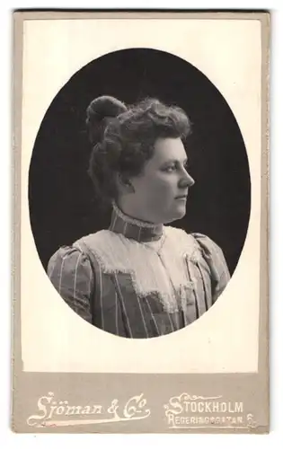 Fotografie Sjöman & Co., Stockholm, Regeringsgatan 6, Portrait junge Dame mit Hochsteckfrisur