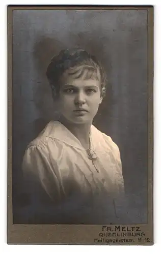 Fotografie Fr. Meltz, Quedlinburg, Heiligegeiststrasse 11-12, Portrait junge Dame mit Kragenbrosche