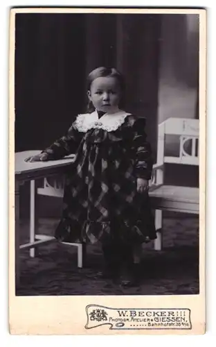 Fotografie Wilhelm Becker, Giessen, Bahnhofstrasse 35 5 /10, Portrait kleines Mädchen im karierten Kleid