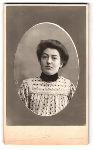 Fotografie N. P. Florén, Vansbro, Portrait junge Dame mit zeitgenössischer Frisur