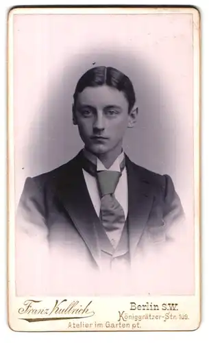 Fotografie Franz Kullrich, Berlin-SW, Königgrätzer Strasse 109, Portrait junger Herr im Anzug mit Krawatte