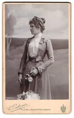 Fotografie C. Pietzner, Teplitz, Lindenstrasse, Portrait modisch gekleidete Dame mit Sonnenschirm