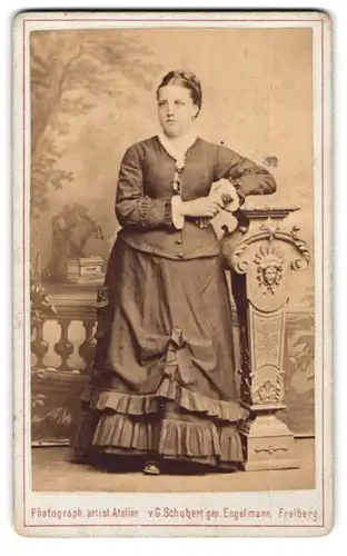 Fotografie Schubert-Engelmann, Freiberg, Fischerstrase 48, Portrait junge Dame in hübscher Kleidung