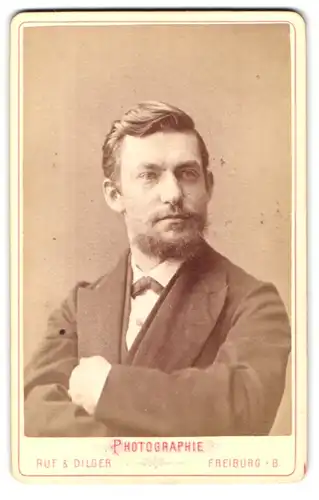 Fotografie Ruf & Dilger, Freiburg i /B., Portrait modisch gekleideter Herr mit Bart