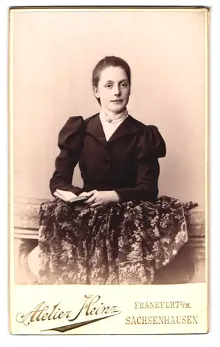 Fotografie Atelier Heinz, Frankfurt a. M.-Sachsenhausen, Brückenstrasse 54, Portrait junge Dame im Kleid mit Buch