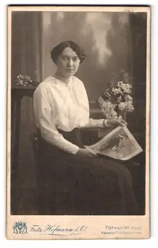 Fotografie Fritz Hofmann & Co., Frankfurt a /M., Kaiserstrasse 7, Portrait junge Dame in weisser Bluse mit Zeitung