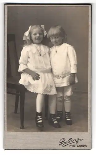 Fotografie Bolling, Hvetlanda, Portrait Kinderpaar in weisser Kleidung