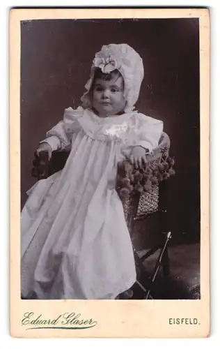 Fotografie Eduard Glaser, Eisfeld, Portrait süsses Kleinkind im weissen Kleid