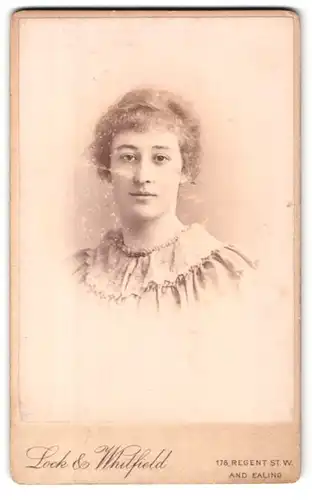 Fotografie Lock & Whitfield, London-W, 178, Regent St., Portrait junge Dame mit Kragenbrosche