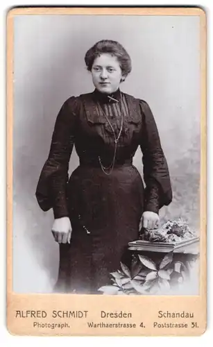 Fotografie Alfred Schmidt, Dresden, Warthaerstrasse 4, Portrait junge Dame im modischen Kleid