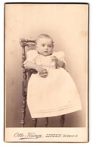 Fotografie Otto Kamm, Linden, Deisterstrasse 2, Portrait süsses Kleinkind im weissen Kleid